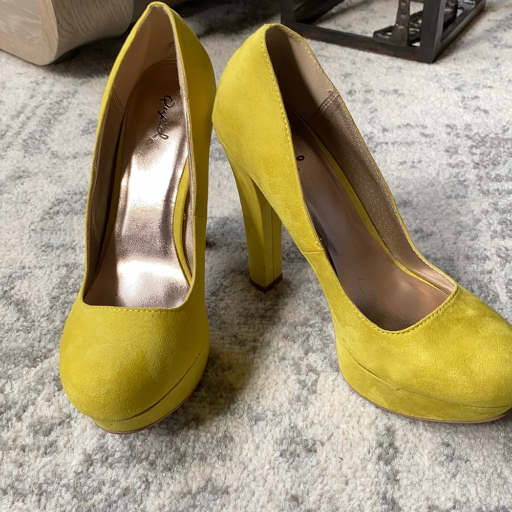 Yellow suede platform pumps